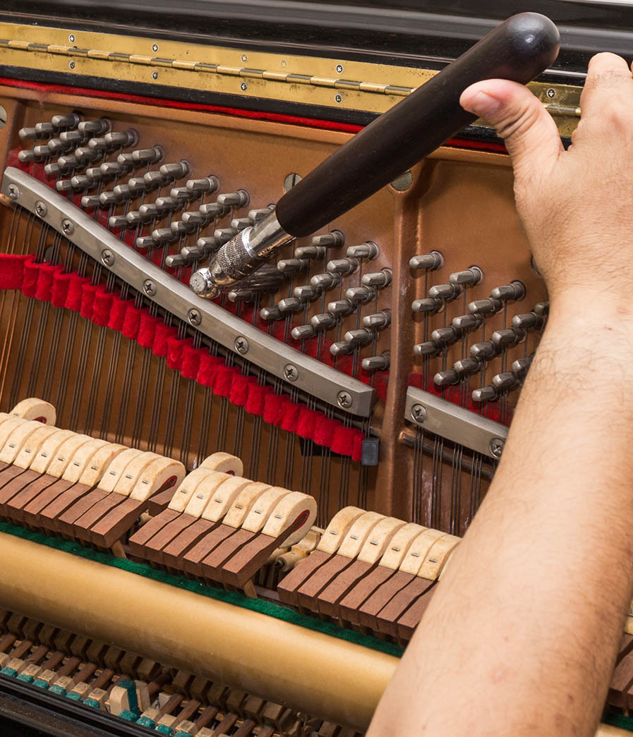 Ausschnitt eines offenen Klaviers während der Stimmung