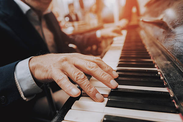 Ausschnitt von Klavier spielenden Händen – Reparaturen, Stimmungen und Intonationen von Anja Stutz für Ihr Klavier, Flügel und Cembalo