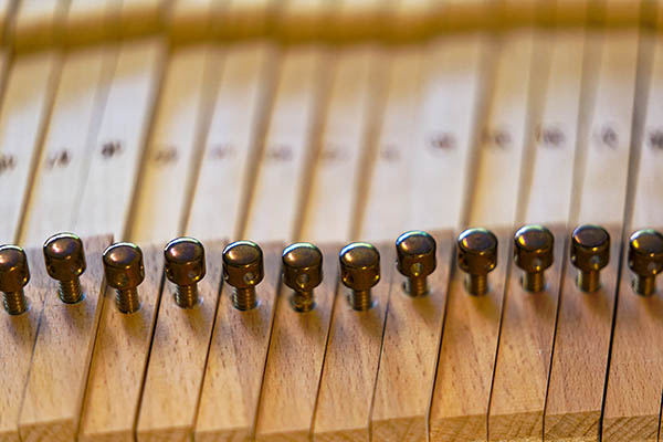 Ausschnitt von entfernten Holztasten eines Klaviers – Reparaturen und Stimmungen von Klavierbaumeisterin Anja Stutz für Ihr Klavier, Flügel und Cembalo