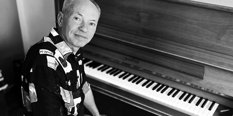 Beim Hauskonzert spielt Sergej Andre Hottelet am Klavier