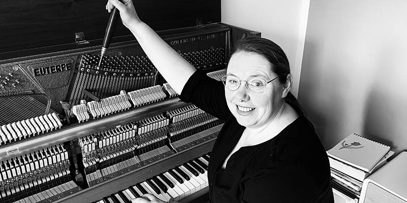 Die Instrumentenstimmung wird vorab von der Klavierstimmerin und Klavierbaumeisterin Anja Stutz durchgeführt